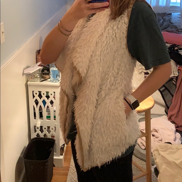 White fluffy vest - Picture 4 of 5
